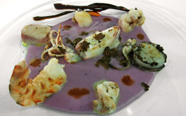 Specchio di patata viola con spadellata di crostacei e molluschi