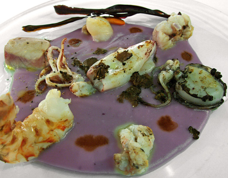 Specchio di patata viola con spadellata di crostacei e molluschi