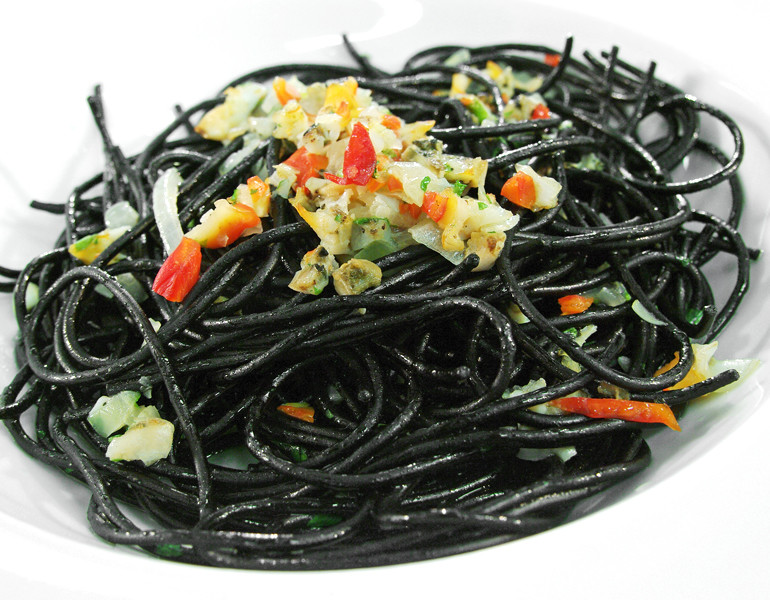 Spaghetti al nero di seppia con fasolari